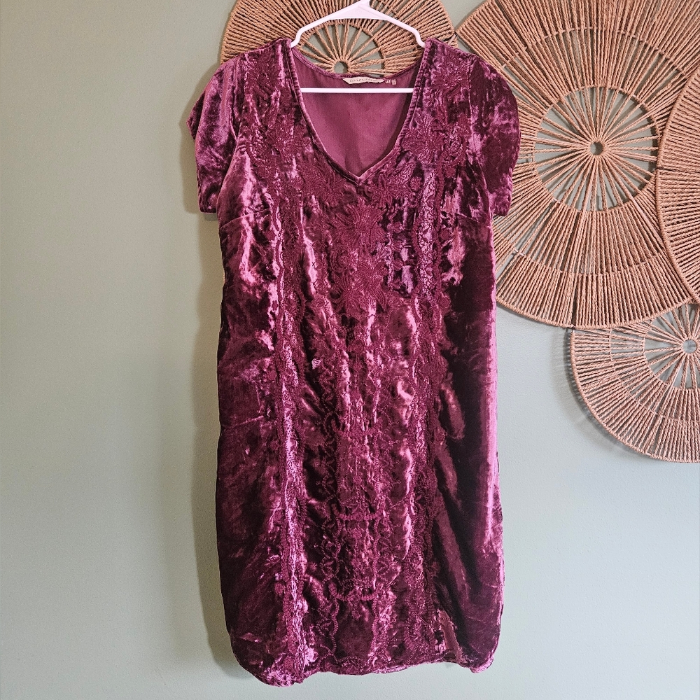 Soft Surroundings mauve embroidered crushed velvet vneck mini shift dress